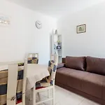 Appartement Cozy In With Kitchen Pula